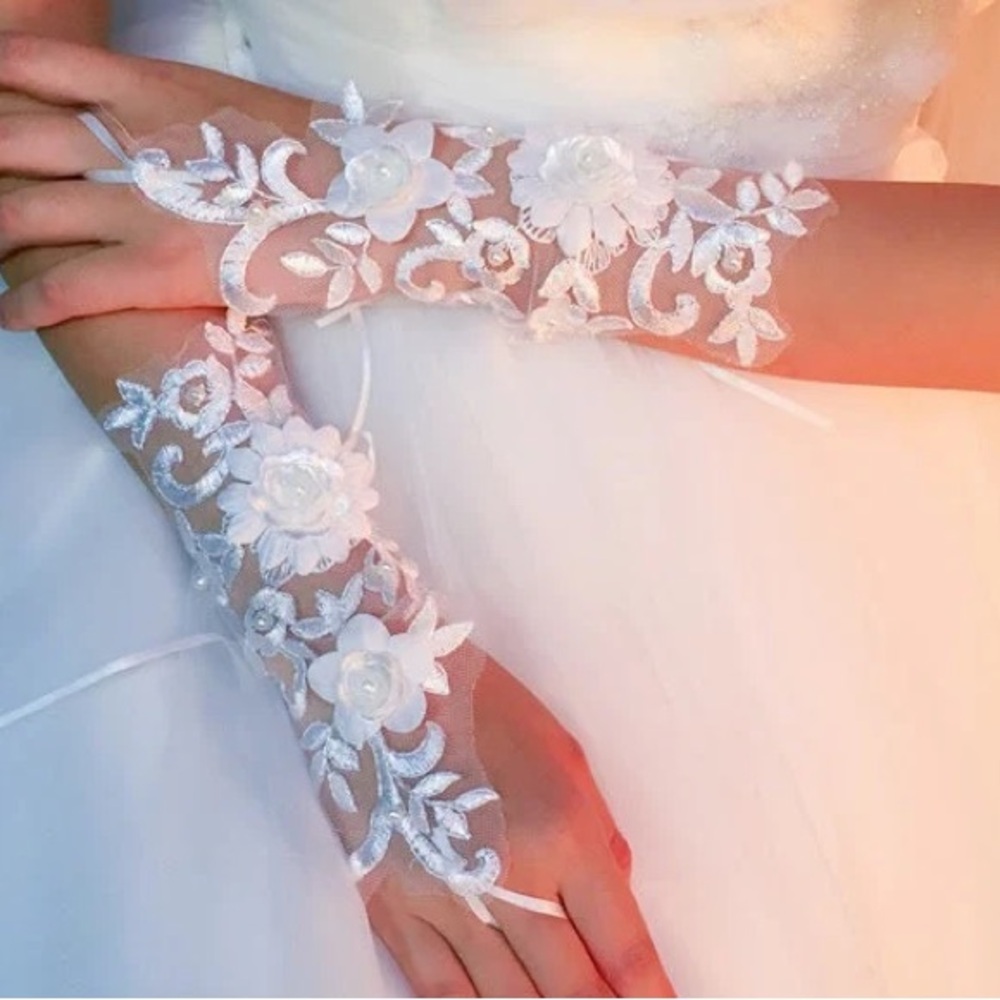 Elegant White Lace Bridal Gloves